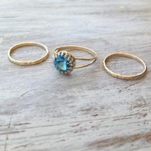 3 GOLD RINGS -Gold rings, aquamarin..